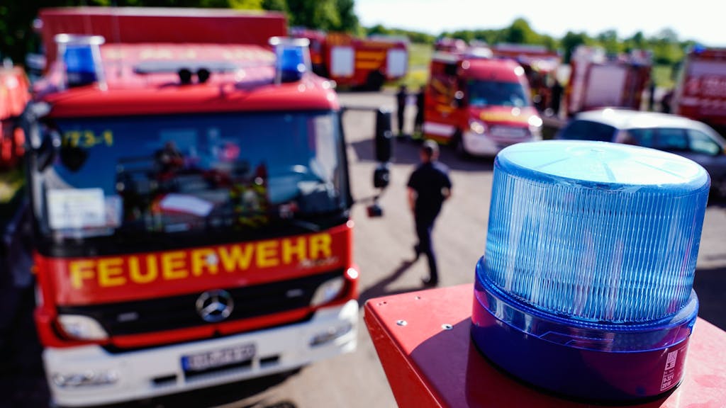Feuerwehrfahrzeuge stehen auf einem Parkplatz bei der Übung «Soonwald 2022», mit der die Feuerwehr-Bereitschaften in Rheinland-Pfalz überprüft werden. Beteiligt sind die Landkreise Bad Kreuznach, Birkenfeld und Rhein-Hunsrück.