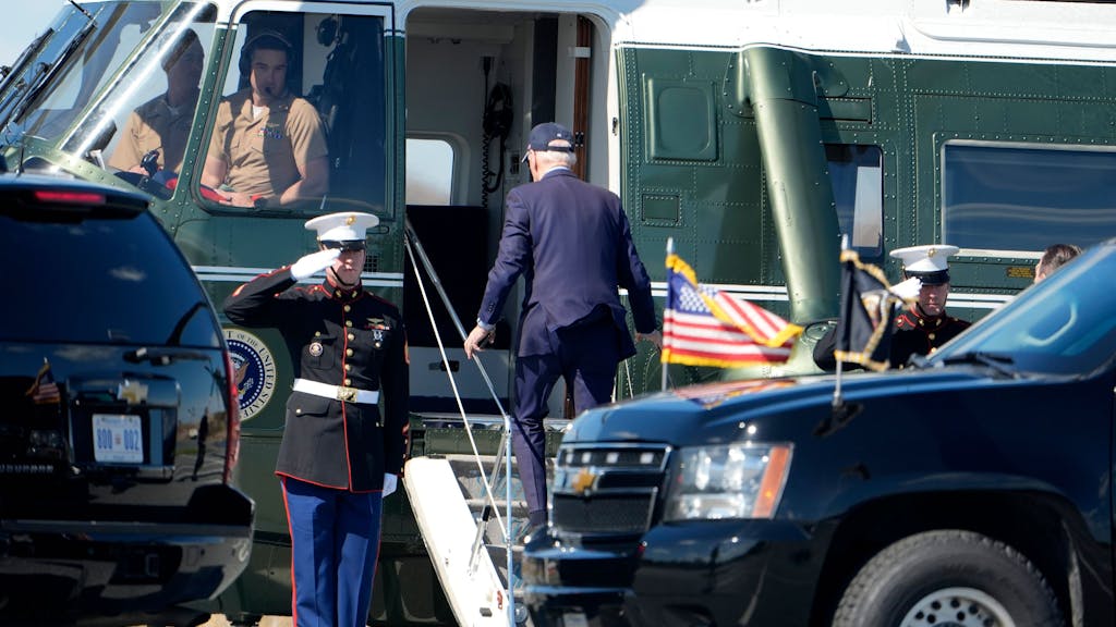 Joe Biden (M) besteigt in Gordons Pond in Rehoboth Beach die Marine One, um zum Weißen Haus zurückzukehren. Der US-Präsident wollte im Weißen Haus mit seinem Sicherheitsteam über die extrem angespannte Lage im Nahen Osten beraten.
