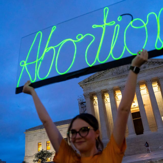 Eine Frau demonstriert für das Recht auf Abtreibung. (Symbolbild)