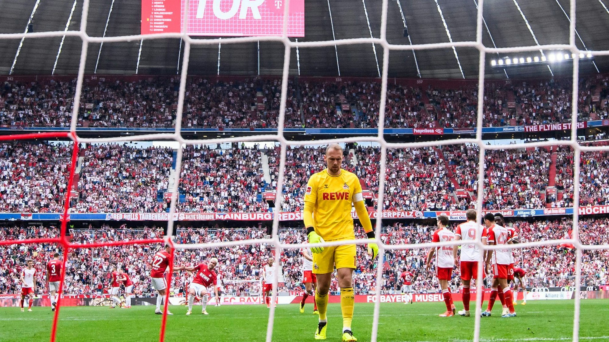 Kölns Torwart Marvin Schwäbe reagiert unzufrieden nach dem Tor zum 2:0.