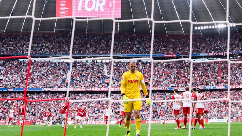 Kölns Torwart Marvin Schwäbe reagiert unzufrieden nach dem Tor zum 2:0.