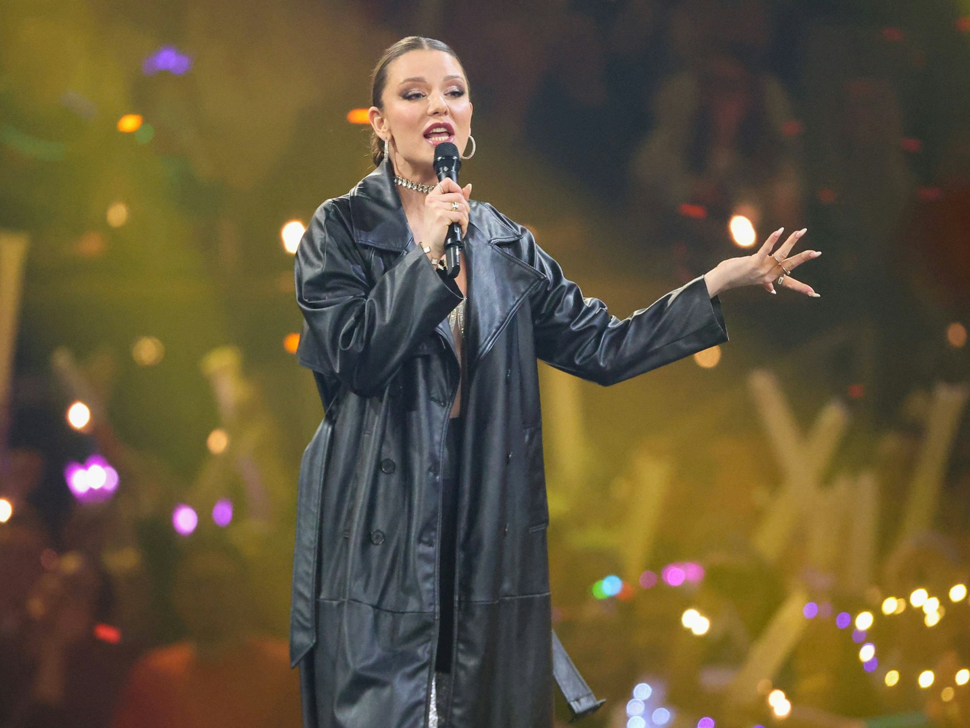 Das Foto zeigt Joelina Drews bei ihrem Auftritt in der ARD-Show „Schlagerchampions“ 2024 in Berlin auf der Bühne.