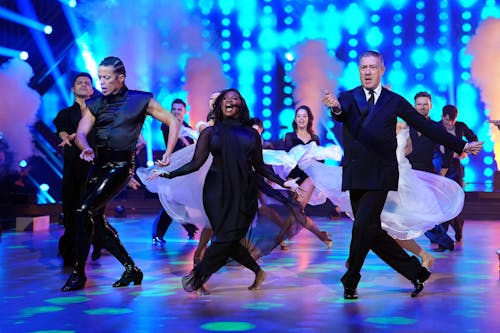 Das Foto zeigt die Let's Dance-Jury um (v.l.n.r.) Jorge González, Motsi Mabuse und Joachim Llambi tanzend im Studio der RTL-Tanzshow. 