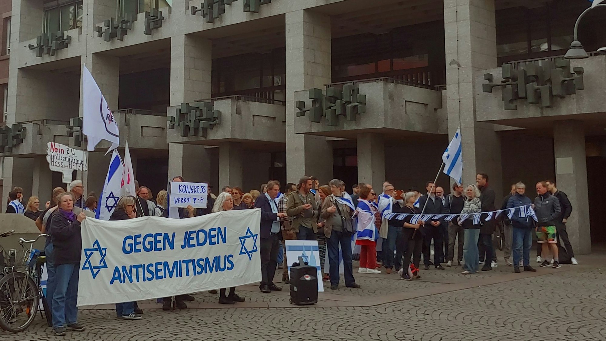 Vor dem Kölner Rathaus solidarisierten sich Demonstrantinnen und Demonstranten mit Israel.