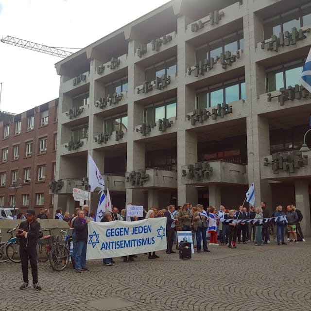 Vor dem Kölner Rathaus solidarisierten sich Demonstrantinnen und Demonstranten mit Israel.