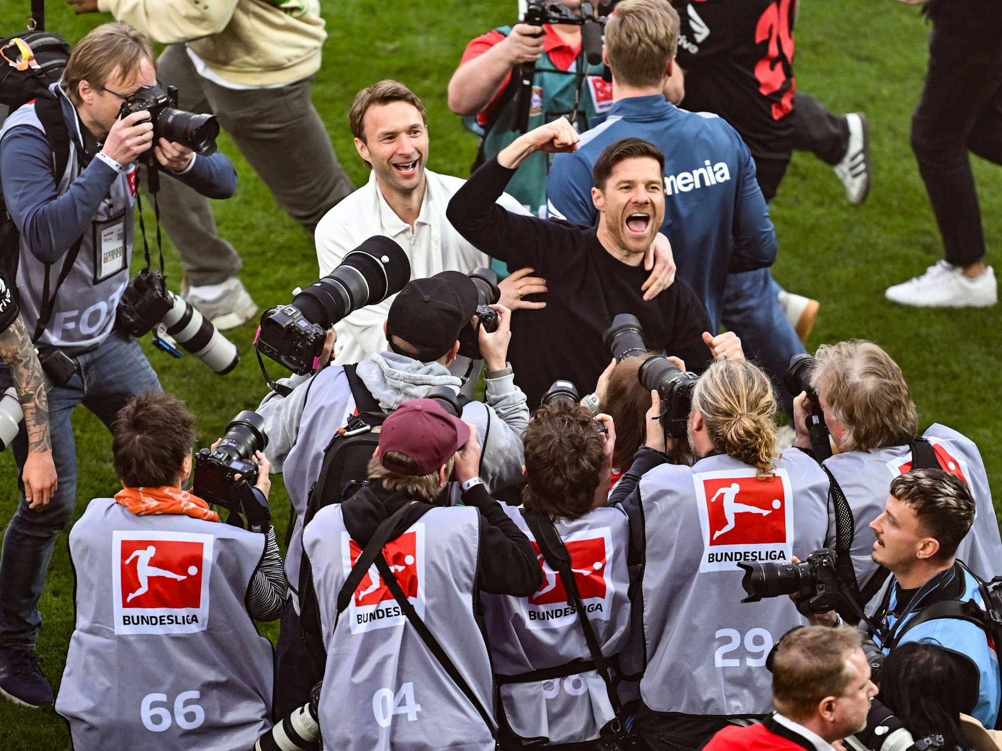 Leverkusens Trainer Xabi Alonso (r) und Sportchef Simon Rolfes jubeln über den Gewinn der Deutschen Meisterschaft.