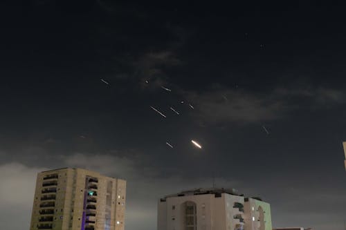14.04.2024, Israel, Tel Aviv: Flammen von Explosionen erscheinen am Himmel über Tel Aviv, während Israels Raketenabwehrsystem Raketen und Drohnen aus dem Iran abfängt.&nbsp;