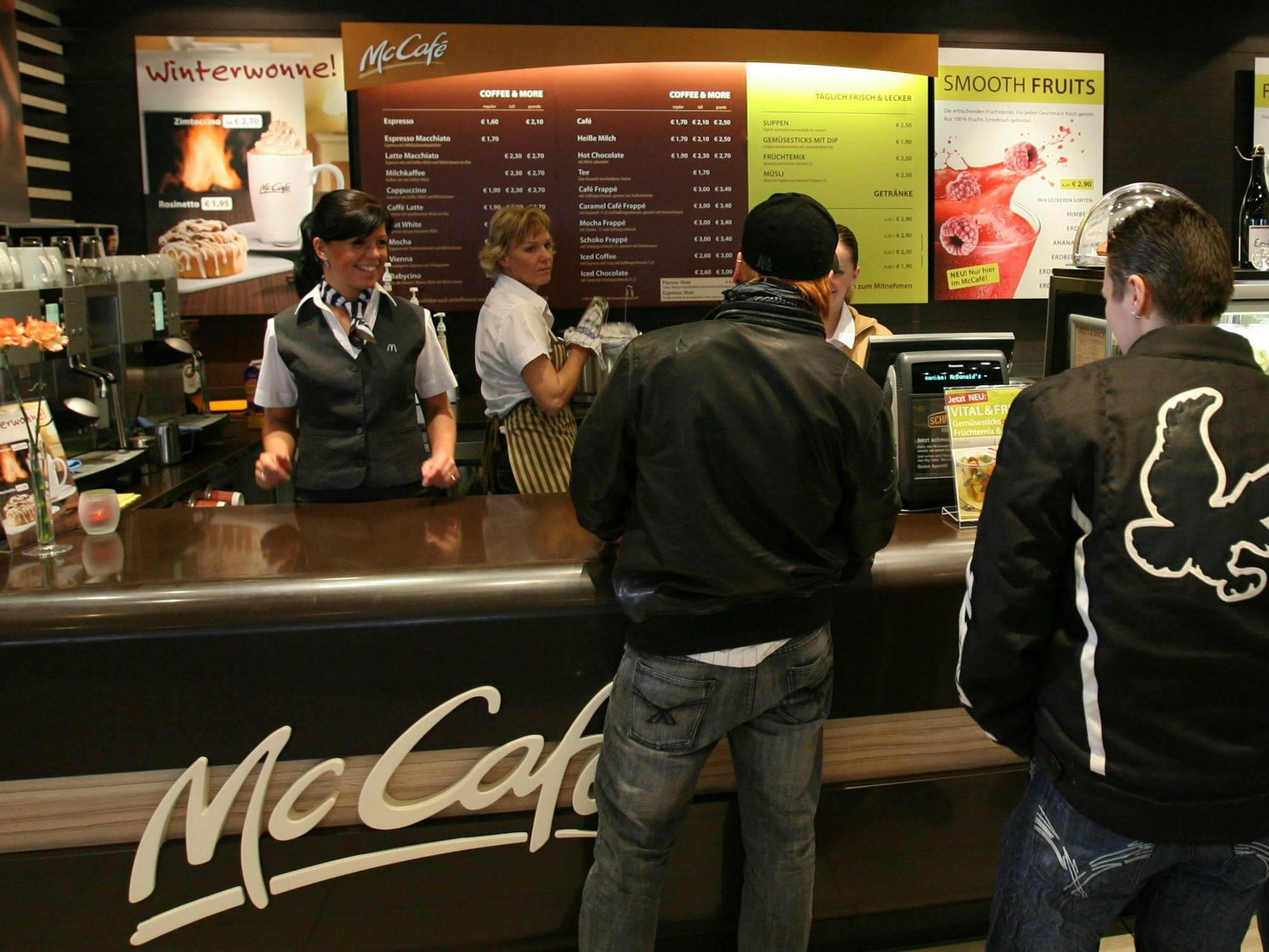 Kundinnen und Kunden stehen am 27.02.2008 in Kirchheim bei München (Oberbayern) in einer McDonald's-Filiale vor der McCafe-Theke. Das Foto wurde im Februar 2008 aufgenommen.