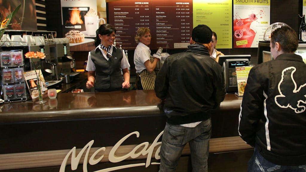 Kundinnen und Kunden stehen am 27.02.2008 in Kirchheim bei München (Oberbayern) in einer McDonald's-Filiale vor der McCafe-Theke. Das Foto wurde im Februar 2008 aufgenommen.&nbsp;
