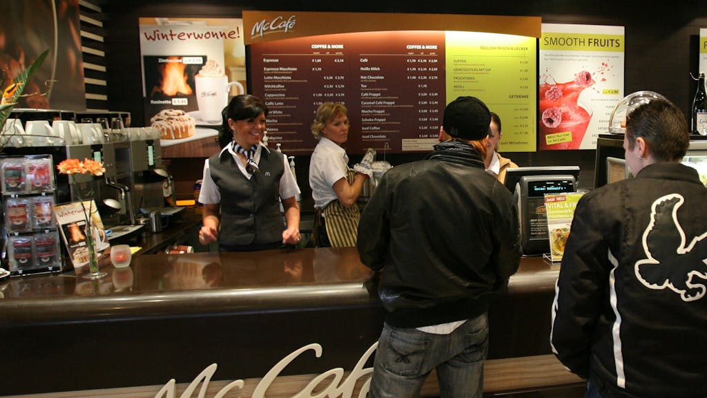 Kundinnen und Kunden stehen am 27.02.2008 in Kirchheim bei München (Oberbayern) in einer McDonald's-Filiale vor der McCafe-Theke. Das Foto wurde im Februar 2008 aufgenommen.&nbsp;