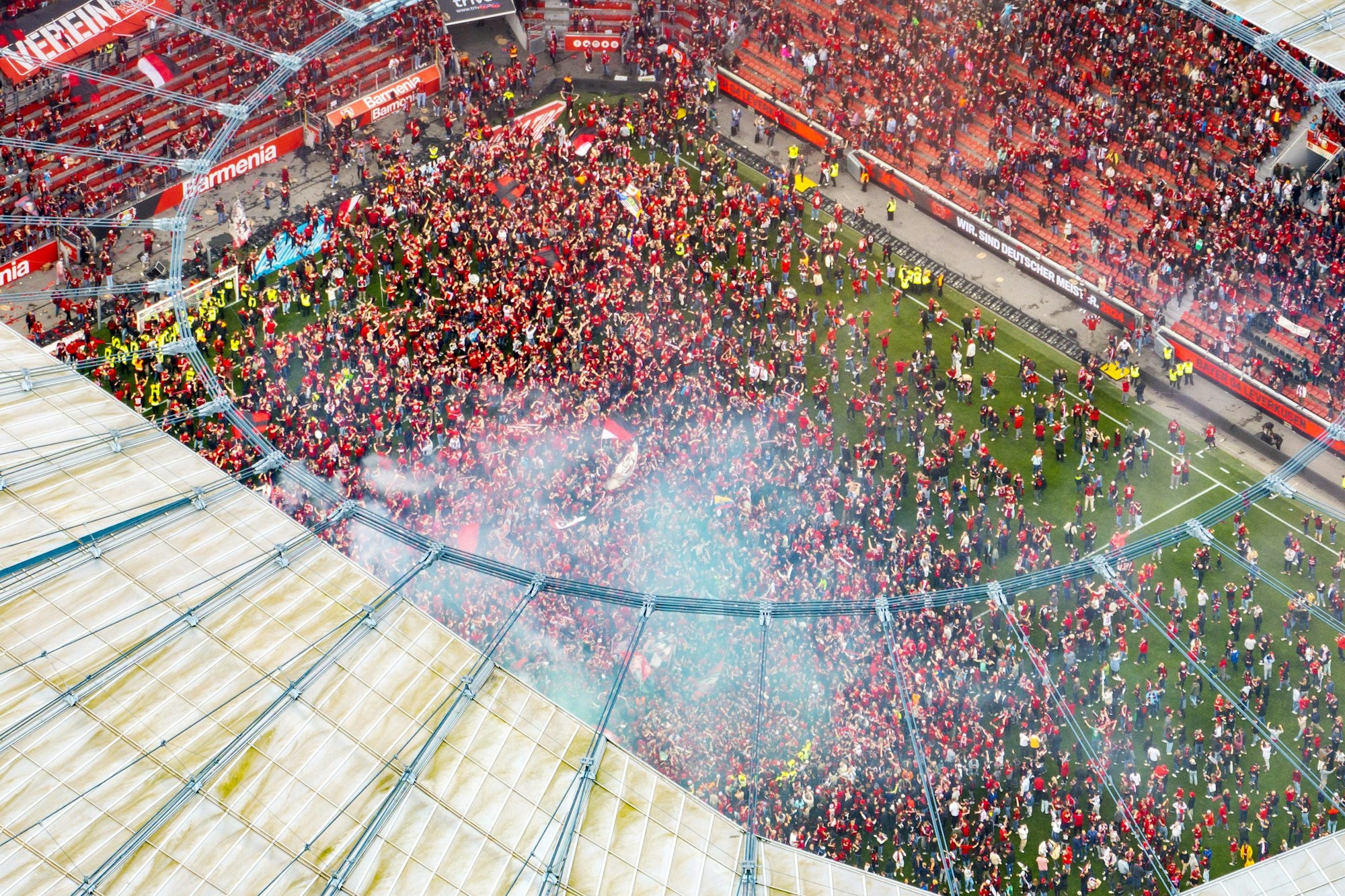 Leverkusen jubelt: Tausende Fans sind nach dem 5:0 auf das Feld gestürmt.