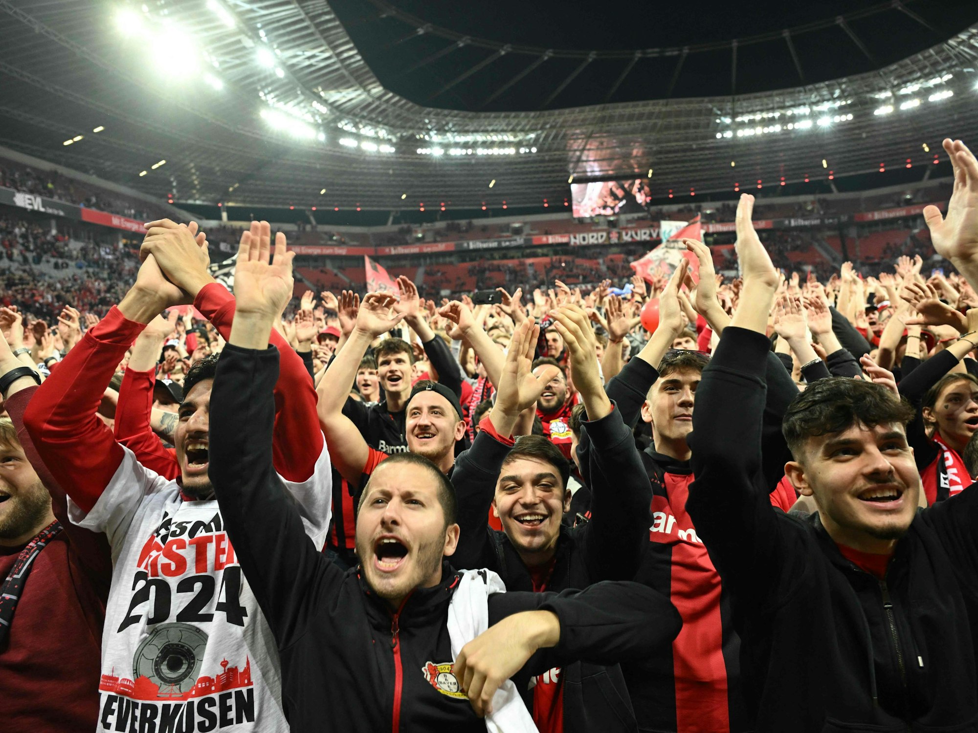 Leverkusen-Fans feiern im Stadion die Meisterschaft.
