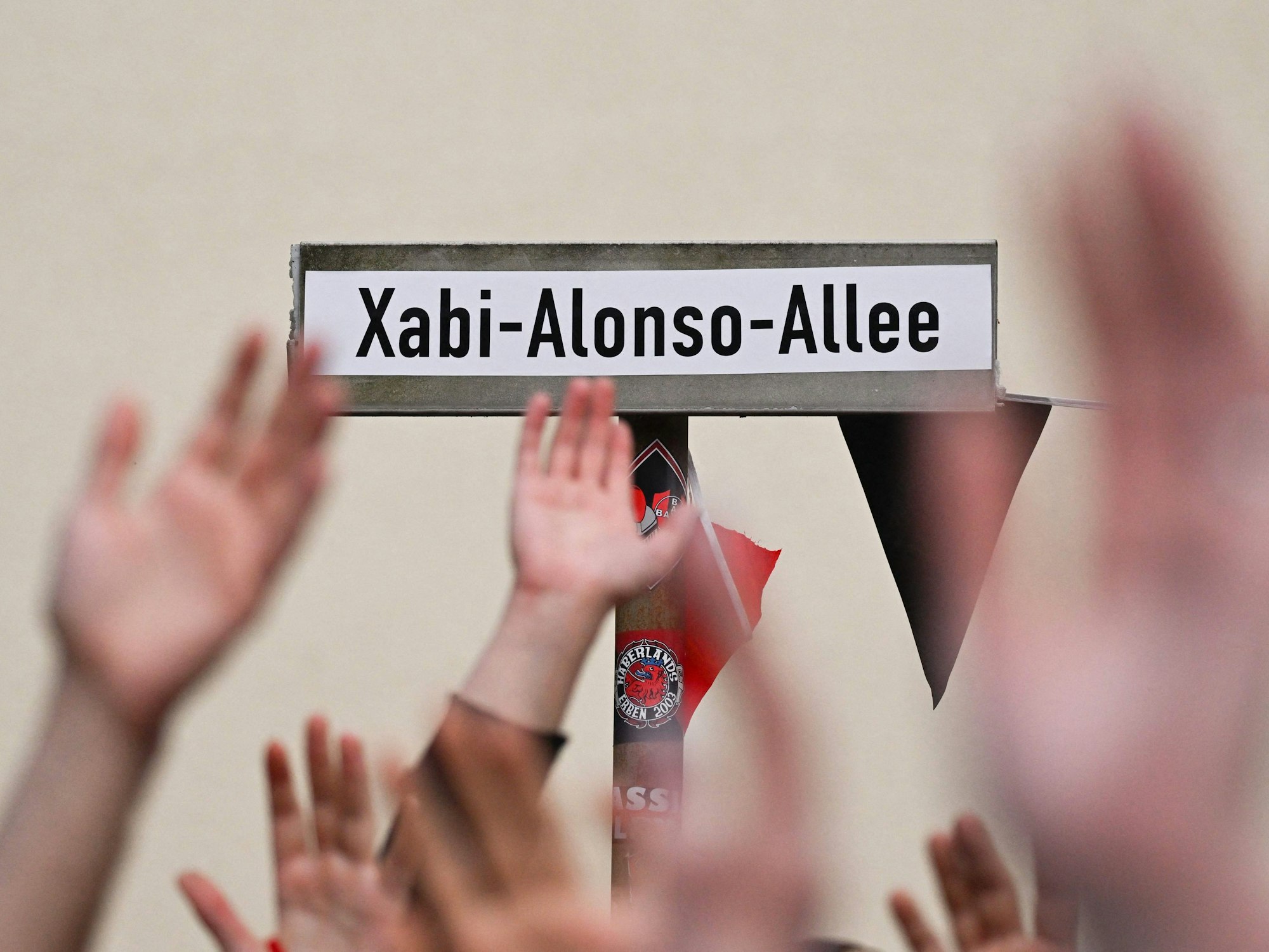 Eine Straße benannten die Leverkusen-Fans in Xabi-Alonso-Allee um.