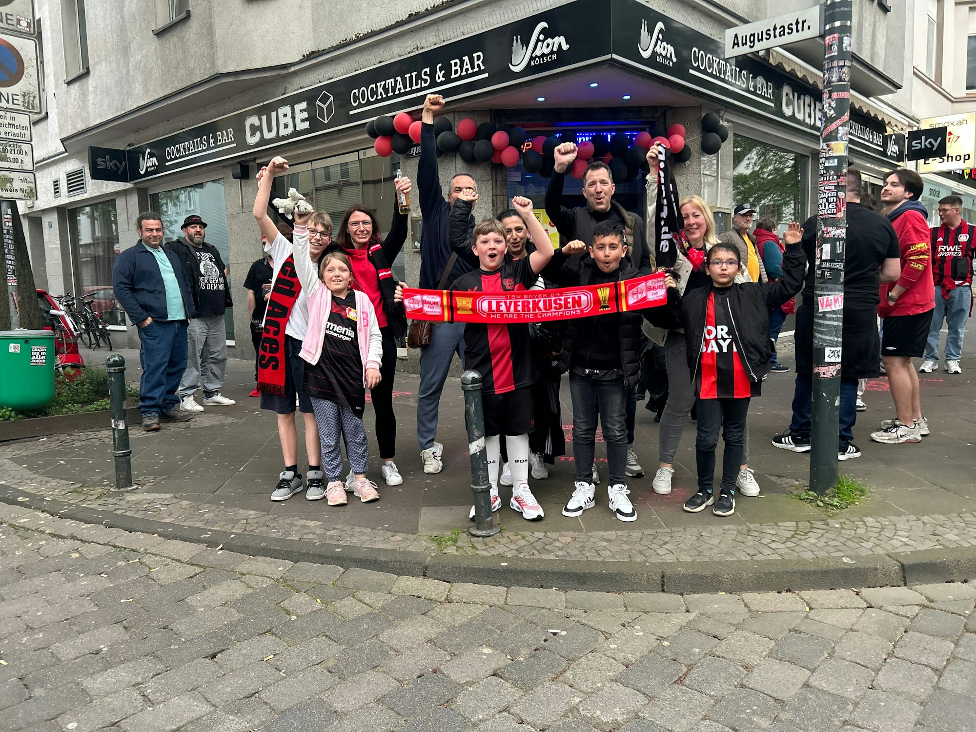 Jubel auch bei den jungen Fans: Leverkusener Anhängerinnen und Anhänger feiern den Meistertitel.