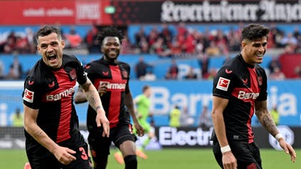 Leverkusens Granit Xhaka (l)bejubelt sein Tor zum 2:0.