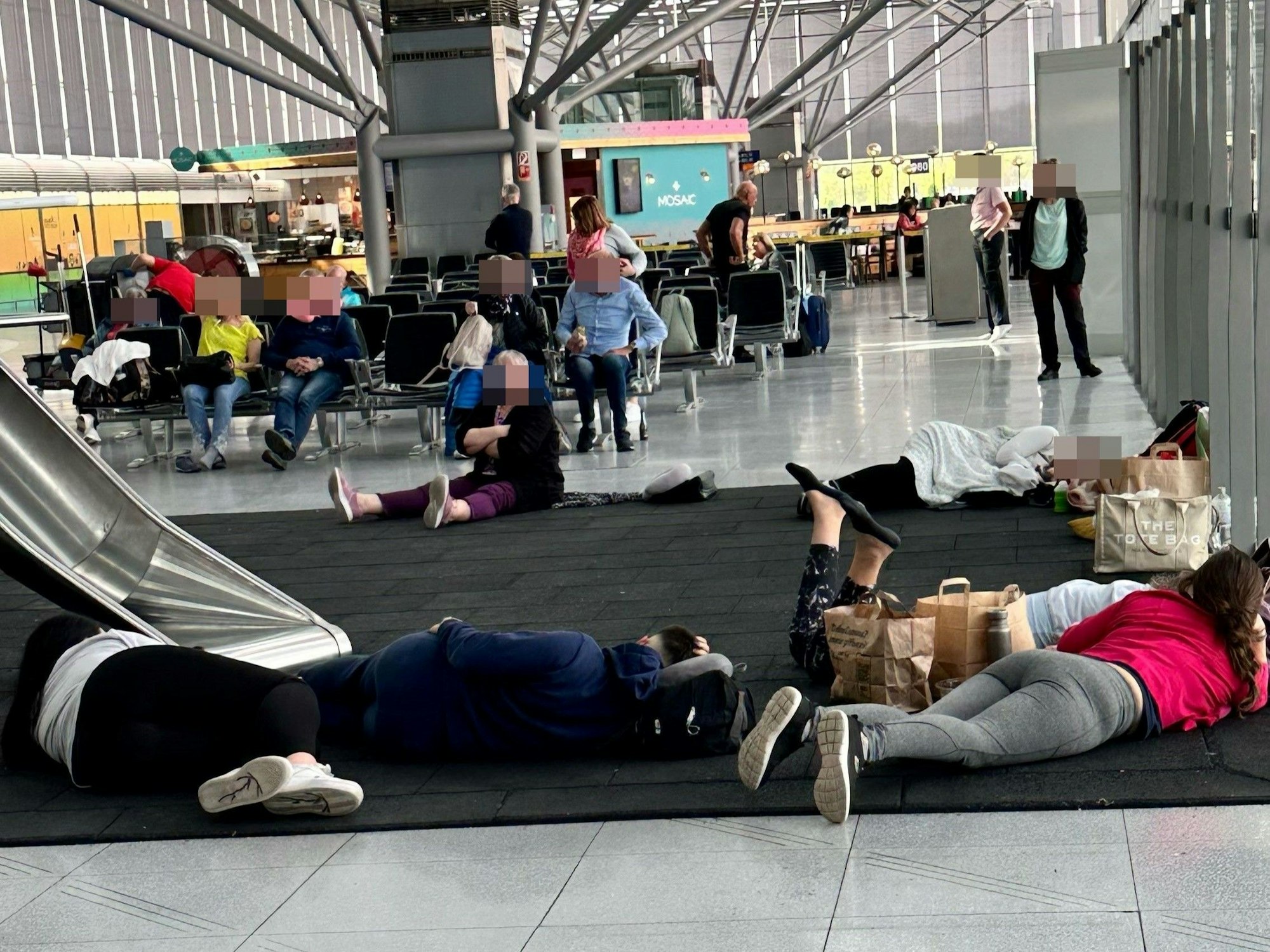 Fluggäste liegen auf dem Boden.