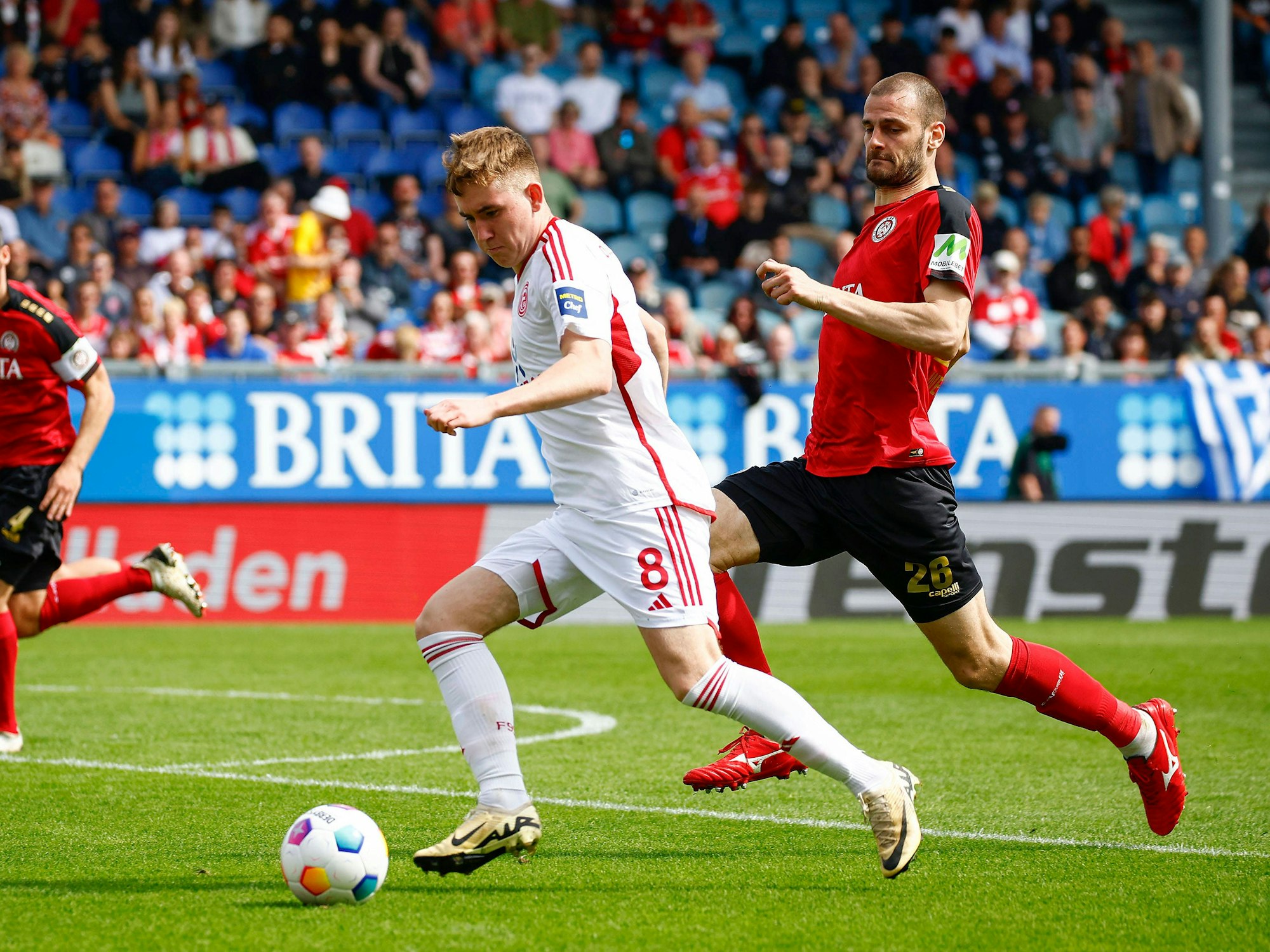 Fortuna Düsseldorfs Isak Johannesson führt den Ball, Wehen Wiesbadens Aleksandar Vukotic verfolgt ihn.