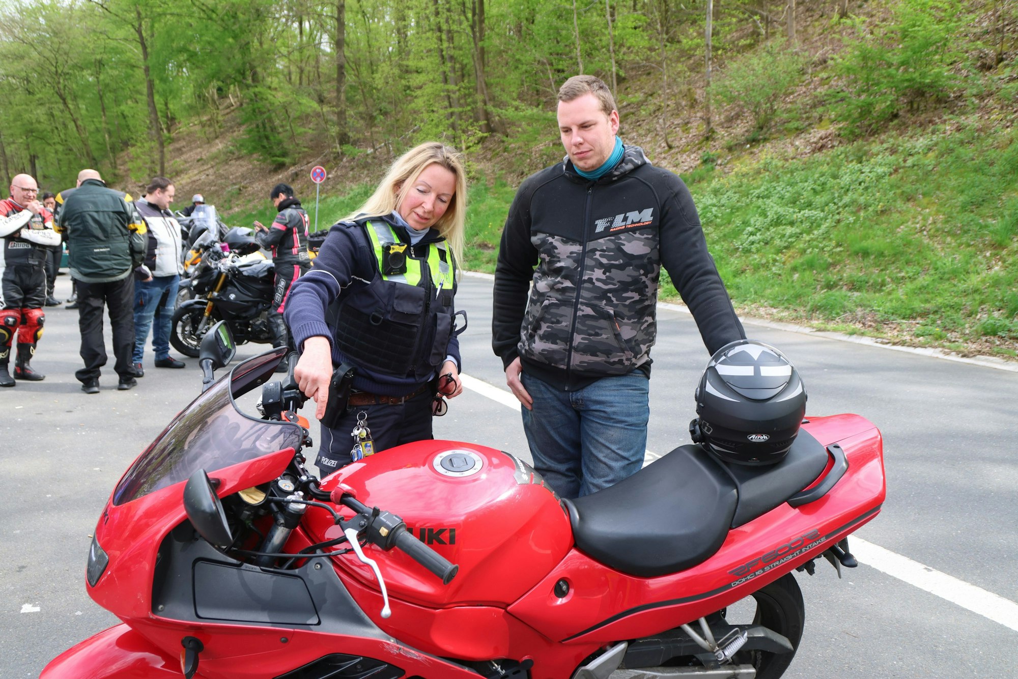 Polizistin Claudia Riß erklärt Tobias Könze, dass die obere Gabelbrücke nicht eingetragen ist.
