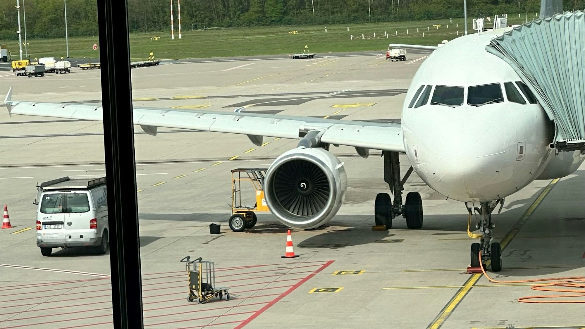 Der Airbus von Nesma Airlines steht auf dem Rollfeld.