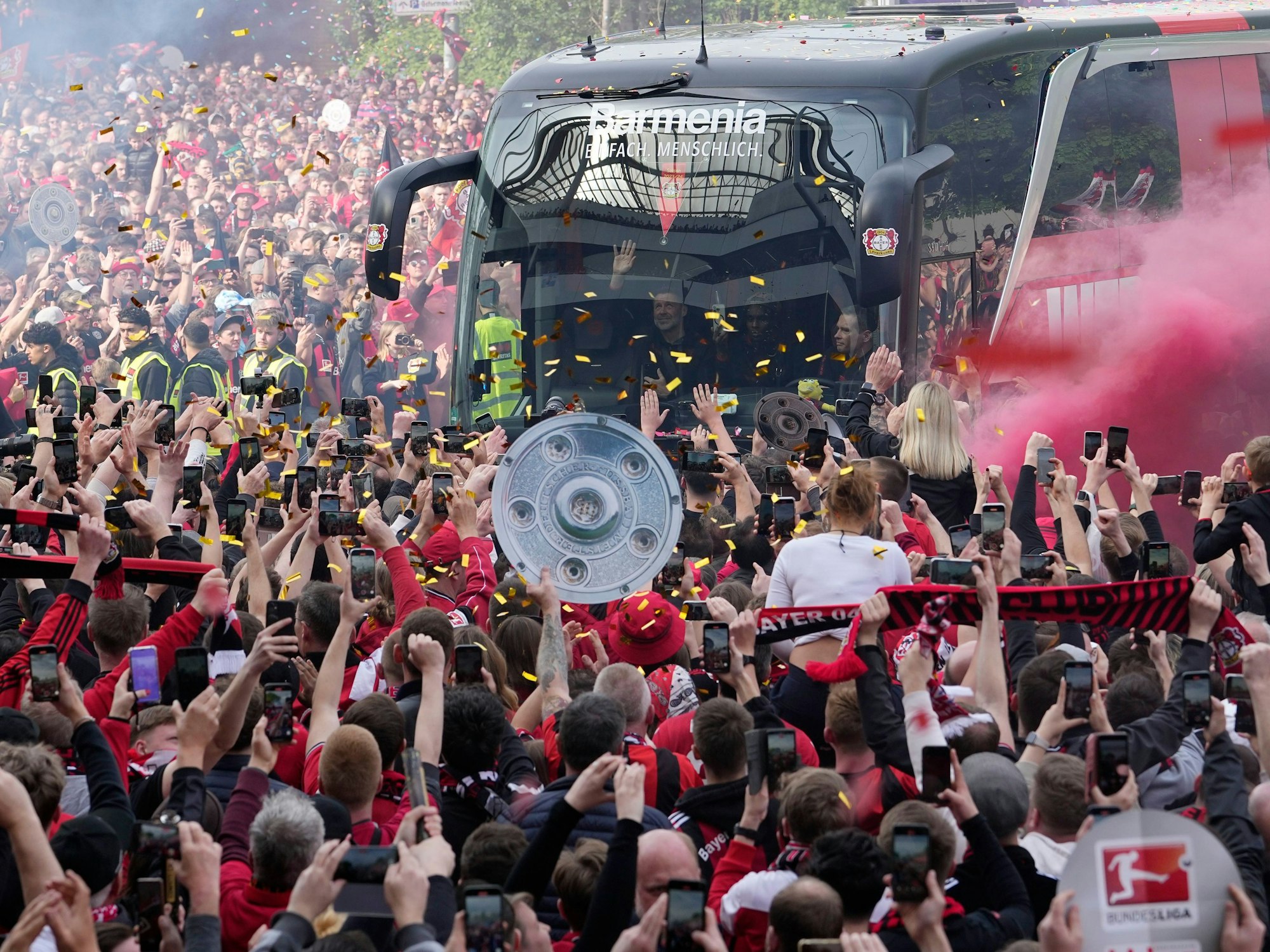 Auch an der BayArena wurde der Mannschaftsbus von den Leverkusen-Fans empfangen.