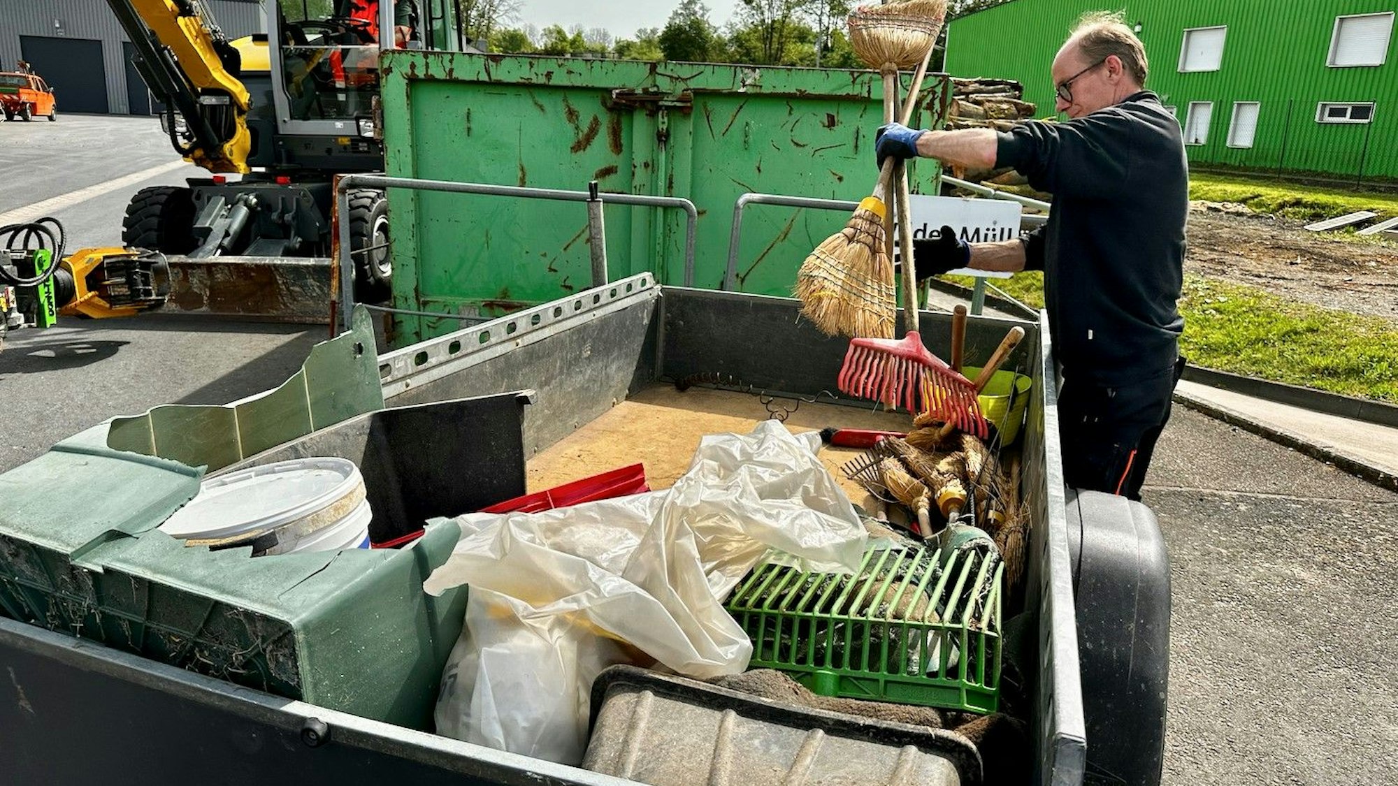 Hennef schwingt den Besen

Mit einem Anhänger lieferten die Sammler vom Reiterhof Allnerhof den Müll ab