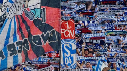 Schalkes Fans feiern die Fan-Freundschaft mit Nürnberg.