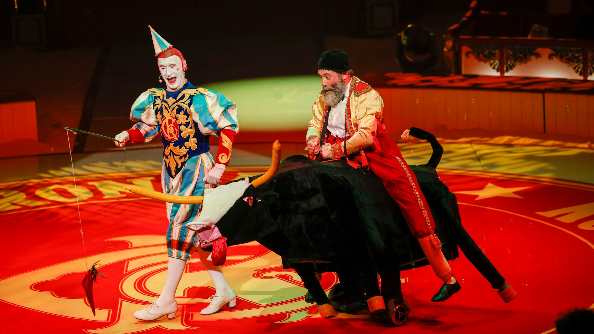Der Stoff-Stier, das einzige dreidimensionale Tier im Circus Roncalli.