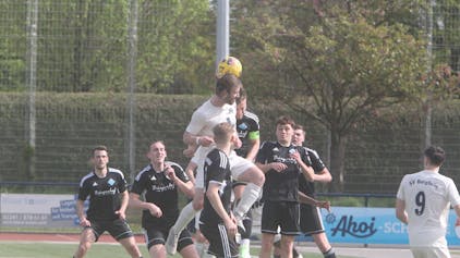 Augen zu und durch: Christian Müller (vorne) vom SV Bergheim und Justus Heinen vom VfR Hangelar im Kopfball-Duell.