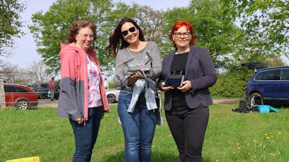 Angelika Bonsch erläutert Katja Pietrzyck (r.) und Petra Trapp (l.) die Drohnensuche.&nbsp;