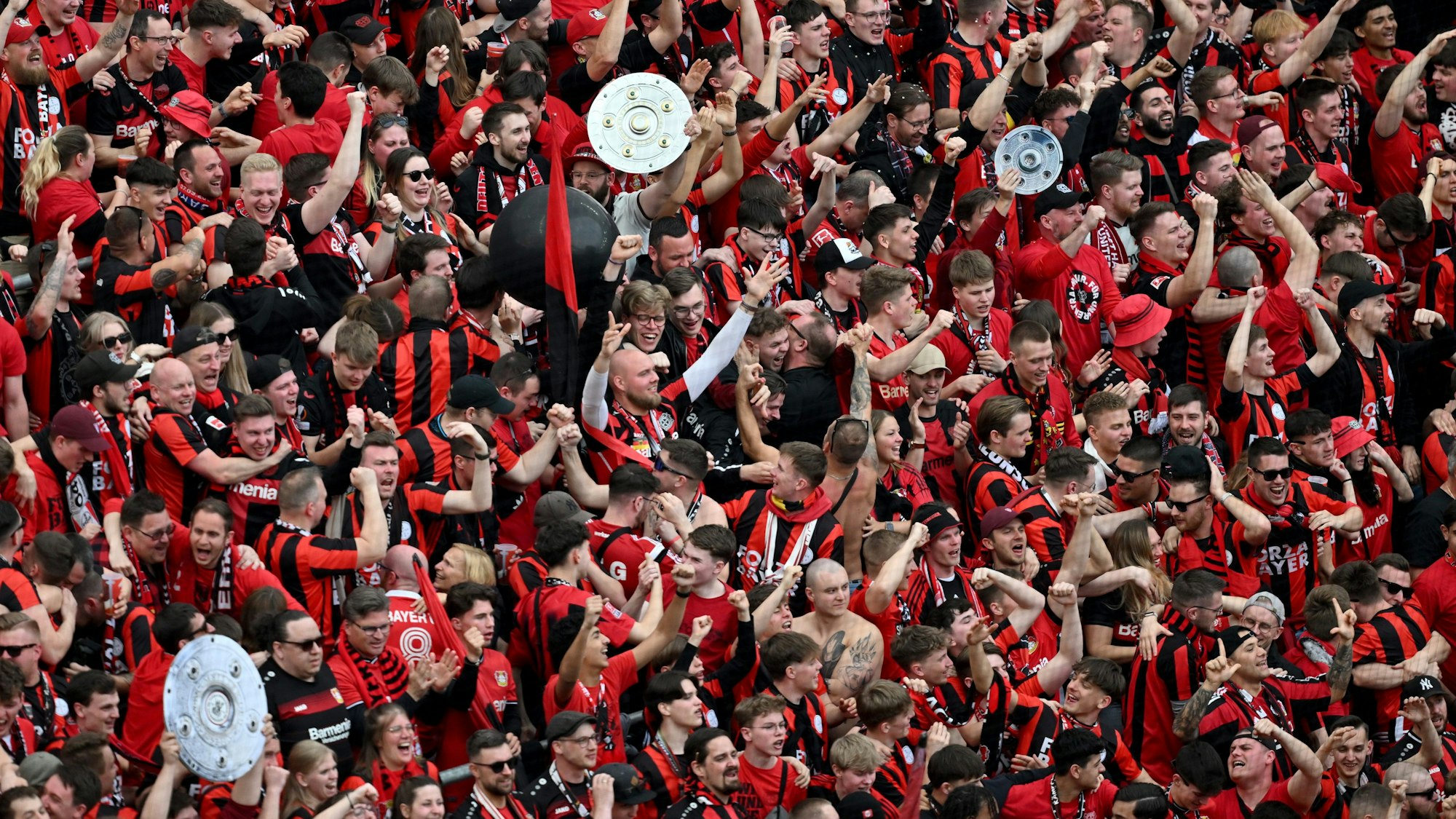 Leverkusens Fans bejubeln das Tor zum 1:0.