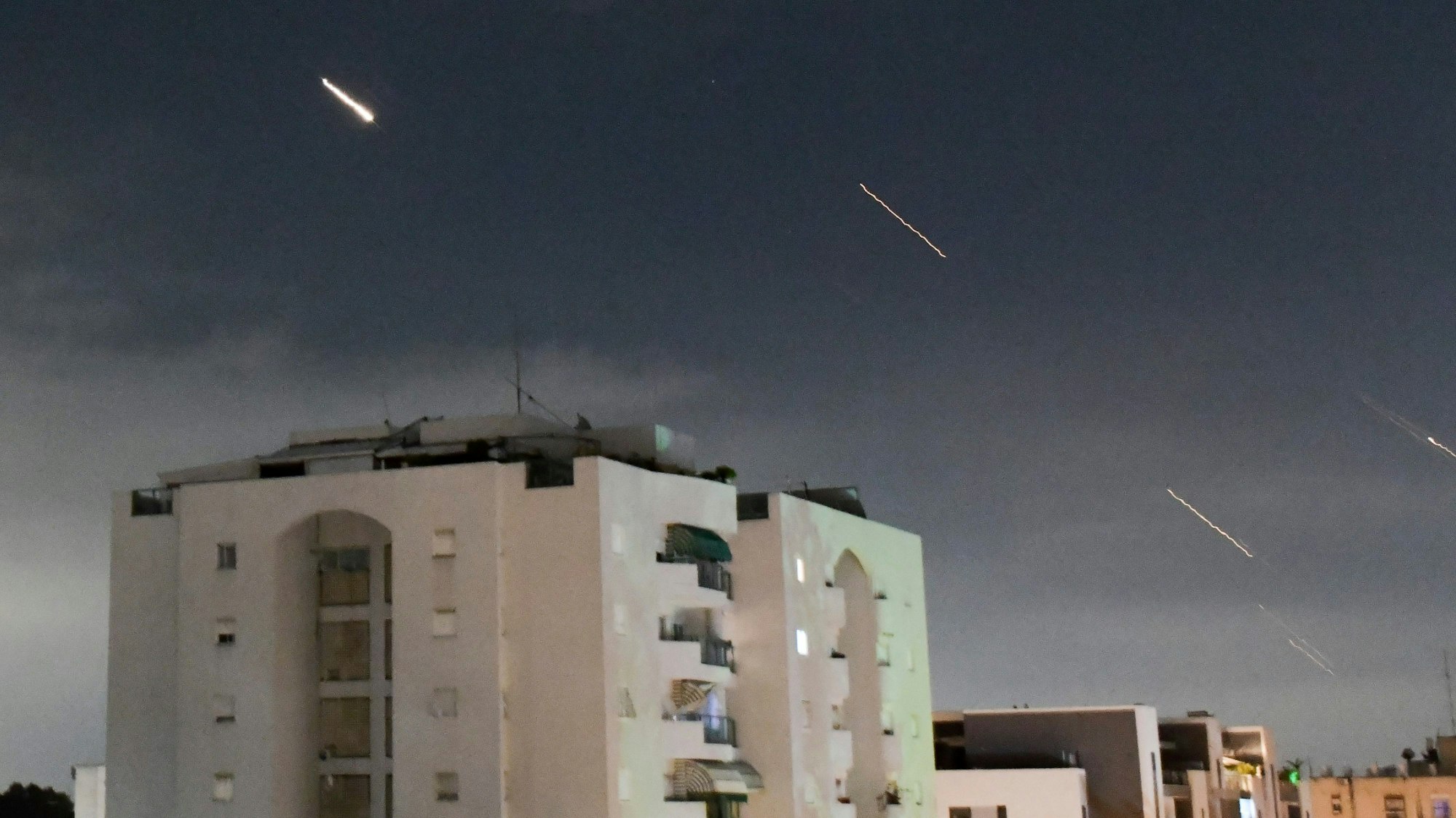 14.04.2024, Israel, Zentralisrael: Das israelische Luftabwehrsystem «Iron Dome» feuert, um vom Iran abgefeuerte Raketen abzufangen. Foto: Tomer Neuberg/AP +++ dpa-Bildfunk +++