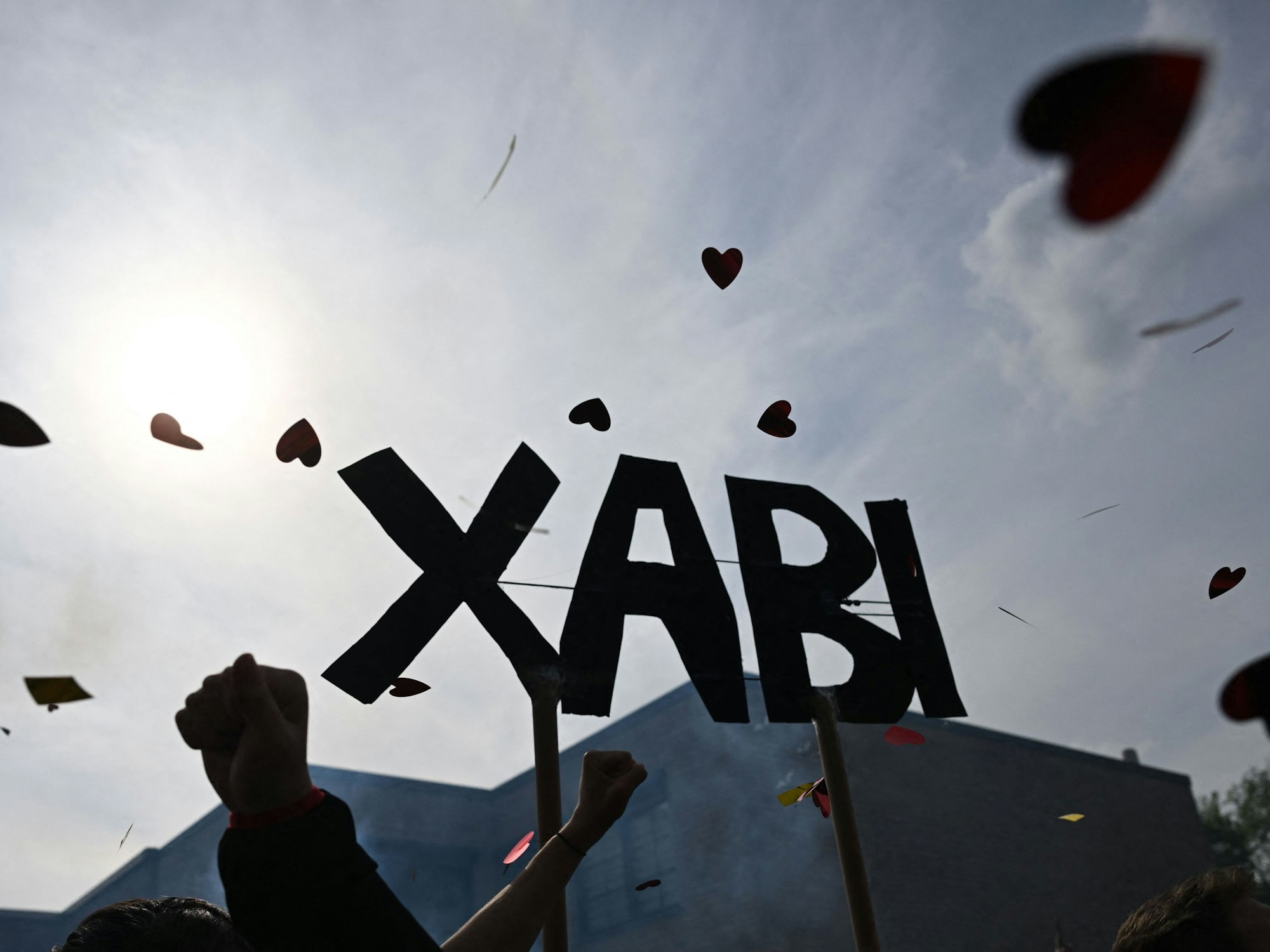 Schild mit der Aufschrift Xabi, für Leverkusen-Trainer Xabi Alonso.