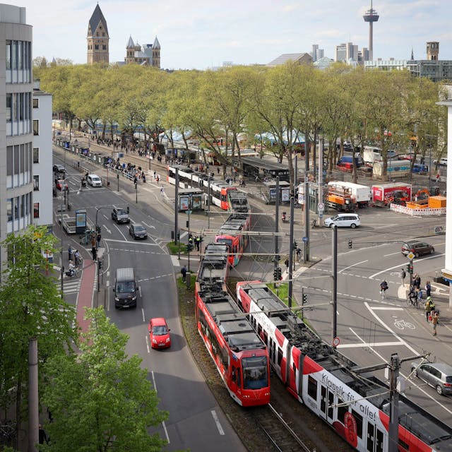 Köln:
Testfahrten mit 90-m-Langzügen auf der Ost-West-Achse zwischen Bahnhof Deutz/Messe und Neumarkt.&nbsp;