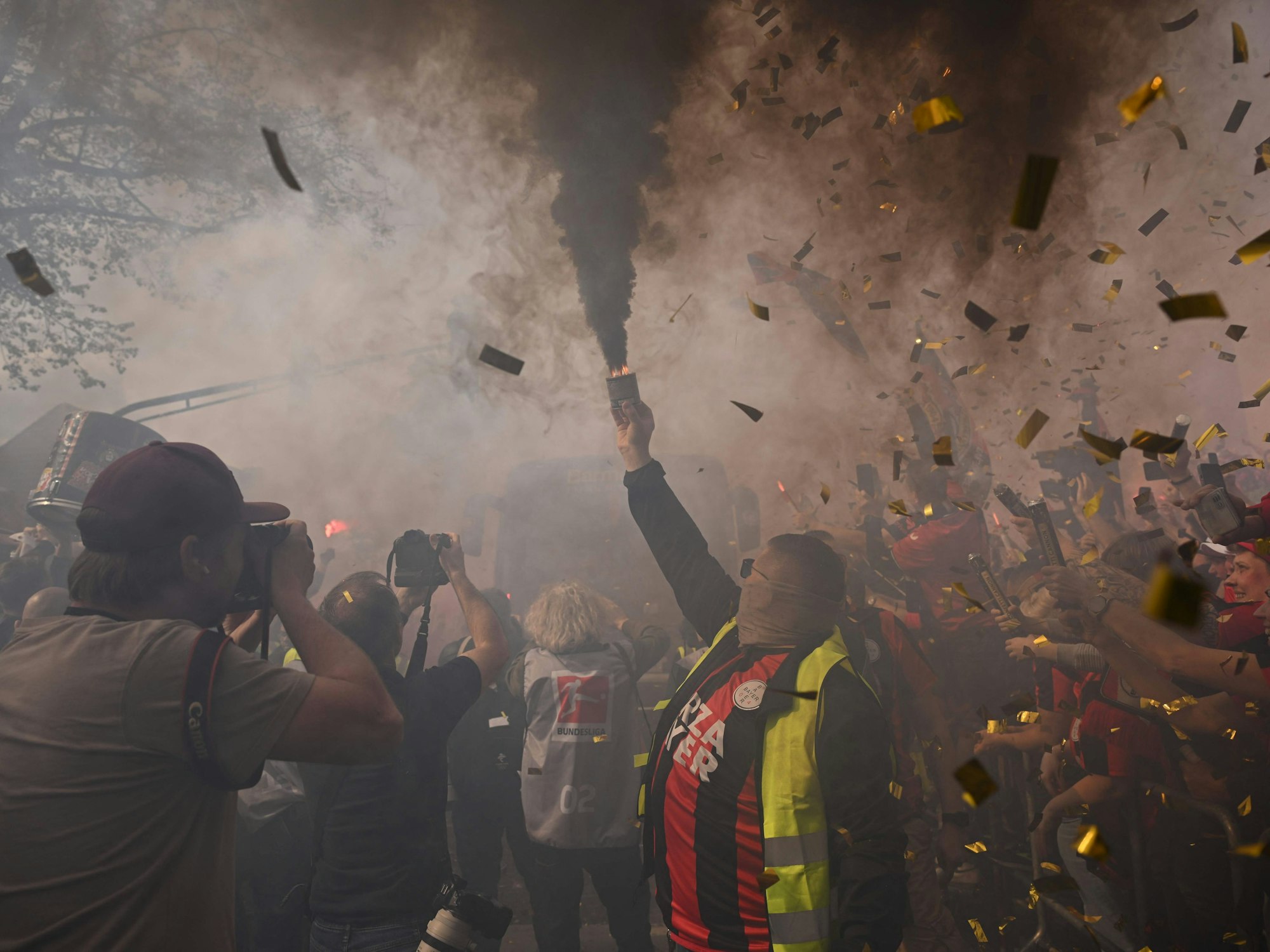 Leverkusen-Fans zünden Pyrotechnik vor dem Stadion.