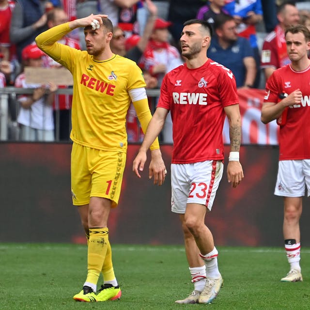 Die enttäuschten FC-Profis Marvin Schwäbe, Sargis Adamyan und Jacob Christensen nach der Niederlage in München