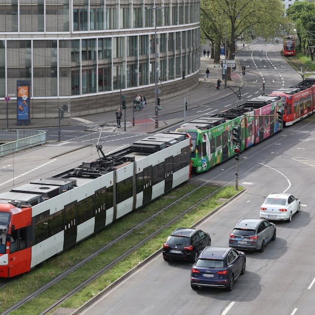 Eine 90 Meter lange Bahn der KVB fährt auf Gleisen zwischen Neumarkt und Heumarkt.