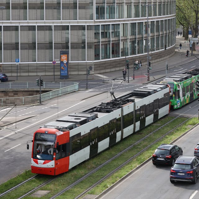 Eine 90 Meter lange Bahn der KVB fährt auf Gleisen zwischen Neumarkt und Heumarkt.