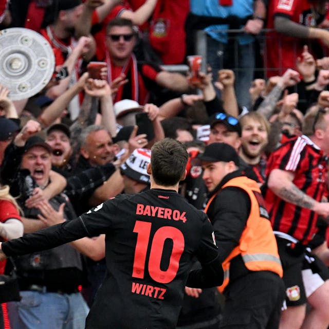 &nbsp;Leverkusens Florian Wirtz bejubelt den Gewinn der Meisterschaft vor den Fans.&nbsp;