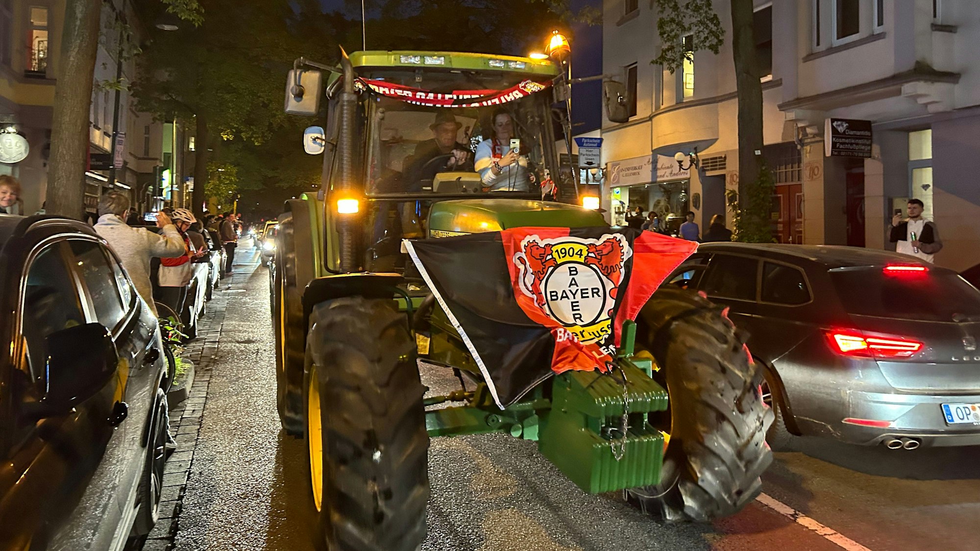 Diese Bayer-Fans sind zum Feiern sogar mit dem Traktor unterwegs.