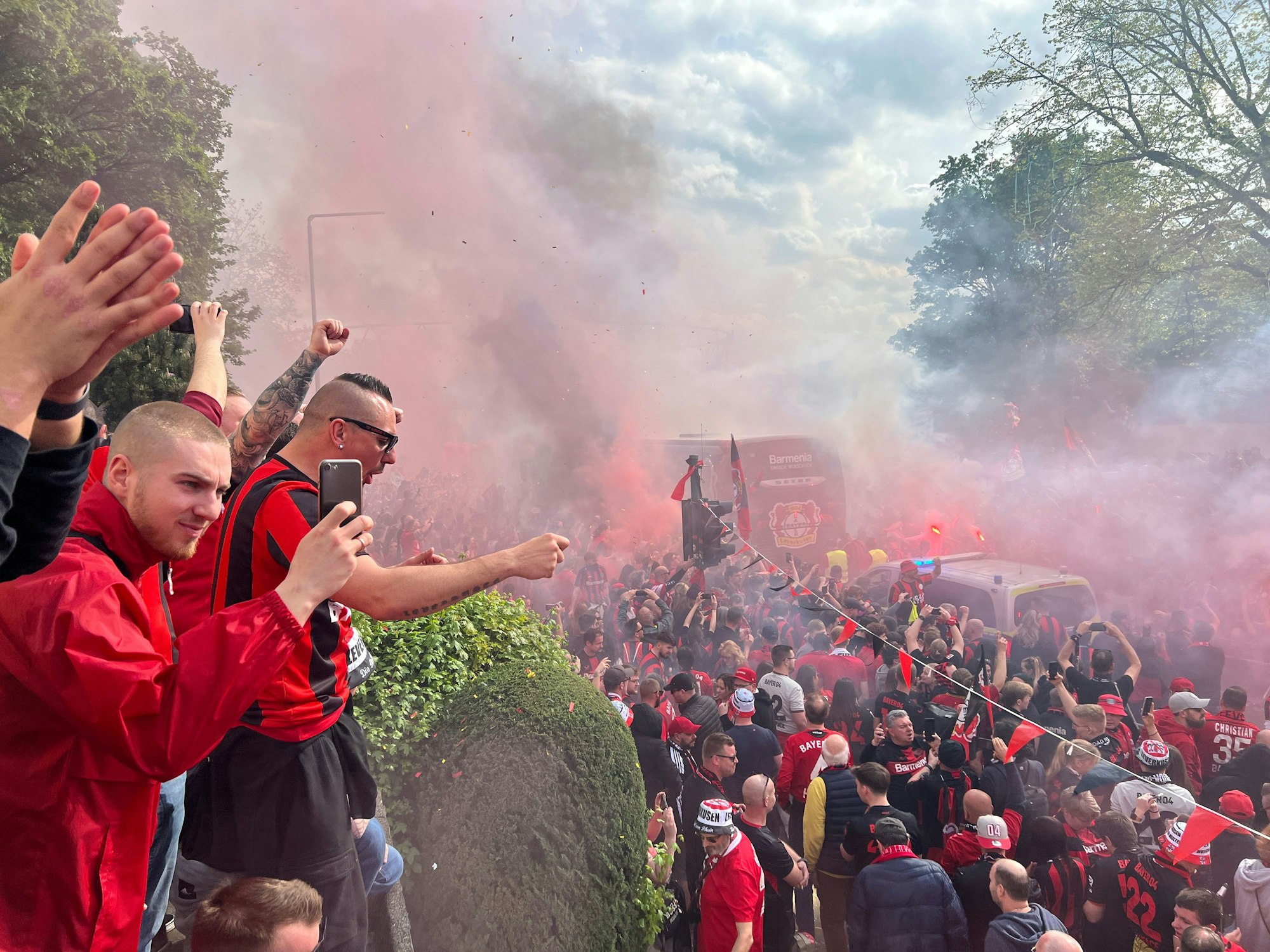 Rauch und Konfetti: Leverkusener Anhänger bejubeln die Ankunft der Mannschaft.