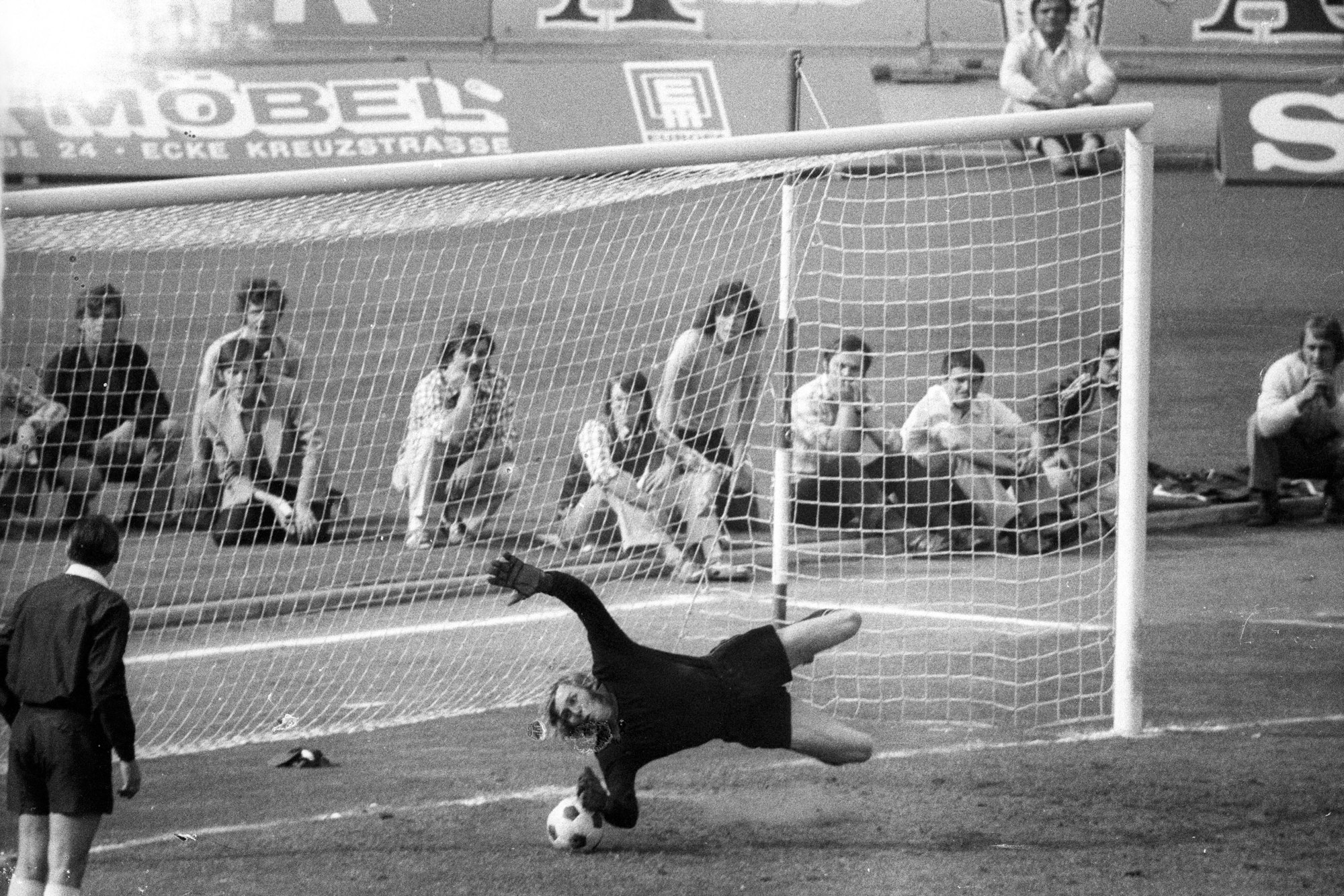 Torwart Gerhard Welz vom 1. FC Köln pariert im Pokal-Finale 1973 den Elfmeter von Gladbachs Jupp Heynckes.