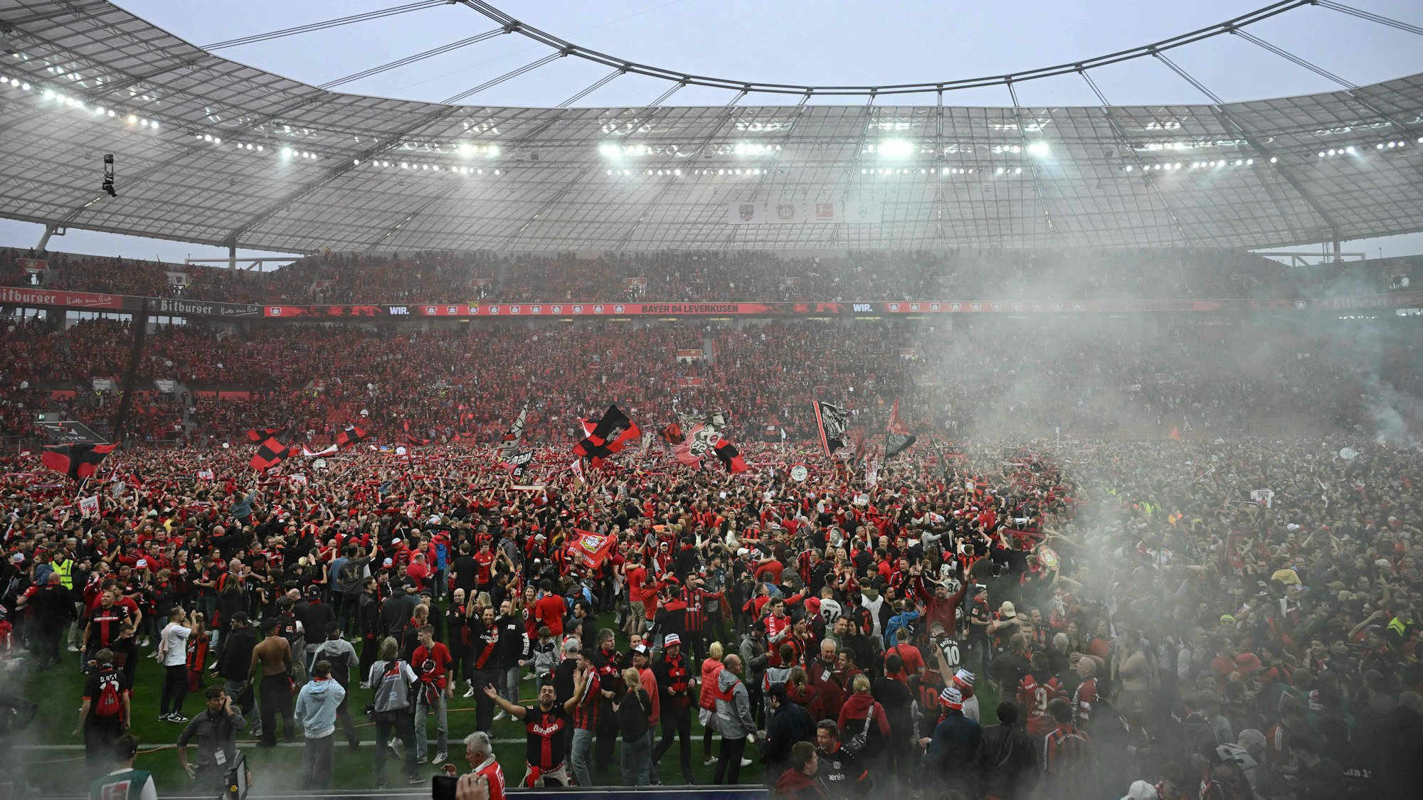Die Leverkusen-Fans feiern ihre erste Deutsche Meisterschaft auf dem Rasen der Bay-Arena.
