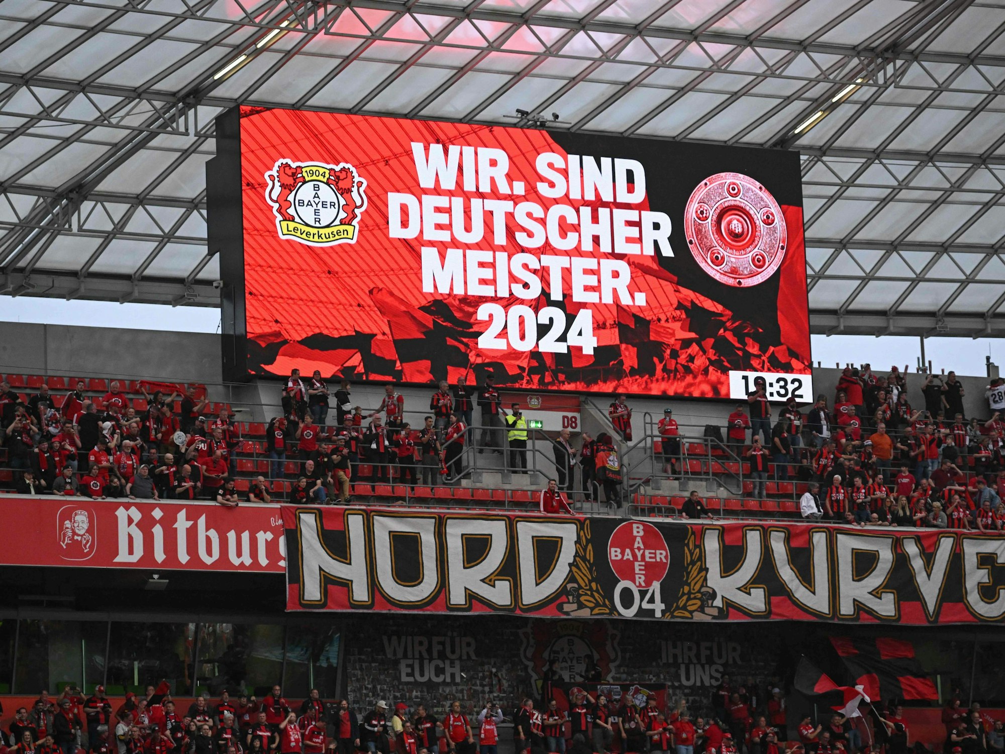 Auf der Stadionleinwand stand es dann Weiß auf Rot: „Wir. Sind Deutscher Meister. 2024“