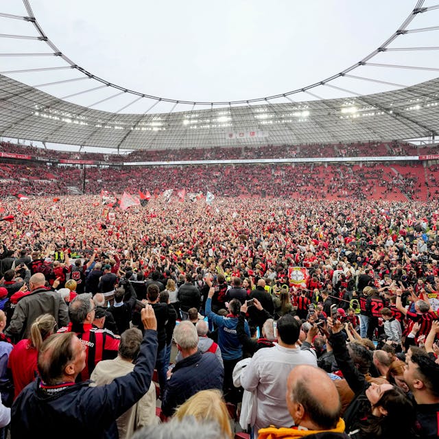 Das Stadion als große Partyzone: Die Fans von Bayer 04 Leverkusen haben nach dem 5:0-Sieg gegen Bremen den Platz gestürmt und feiern die Meisterschaft.