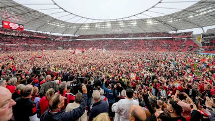 Das Stadion als große Partyzone: Die Fans von Bayer 04 Leverkusen haben nach dem 5:0-Sieg gegen Bremen den Platz gestürmt und feiern die Meisterschaft.