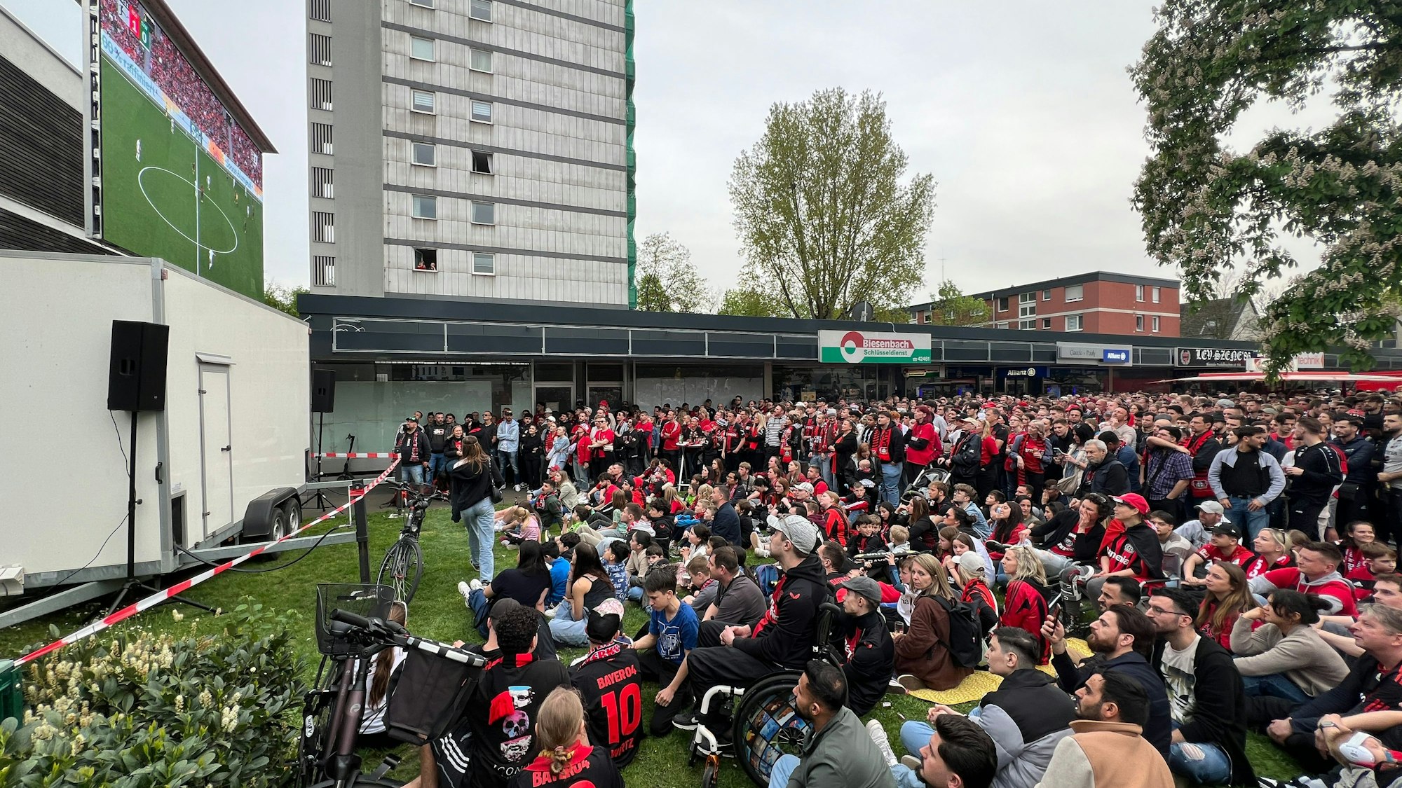 Hunderte Fans verfolgen das Spiel der Leverkusener beim Public Viewing.