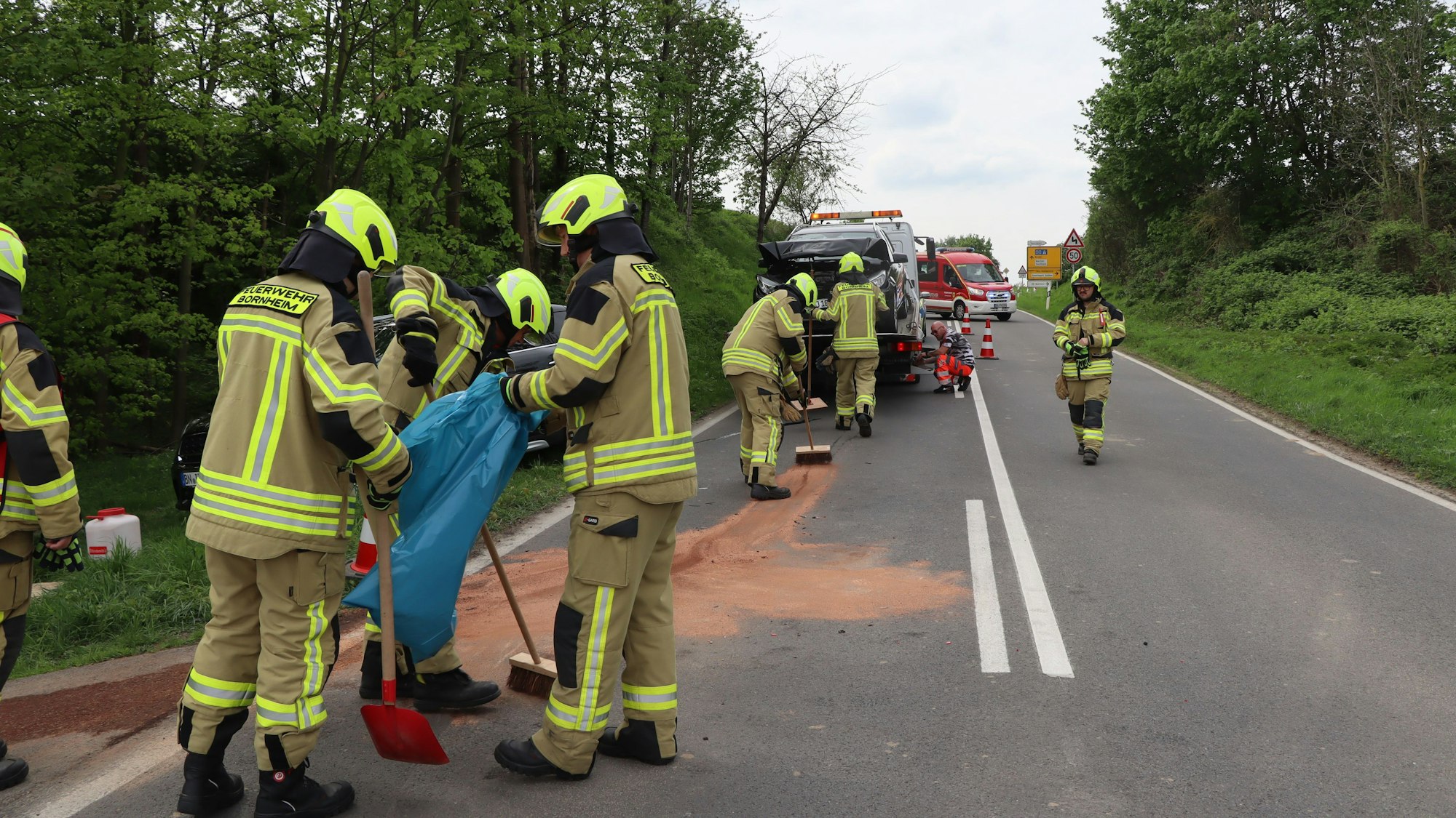 Feuerwehrleute der Löschgruppe Sechtem sicherten die Unfallstelle, sie unterstützten auch den Rettungsdienst und stellten am Einsatzort den Brandschutz sicher.