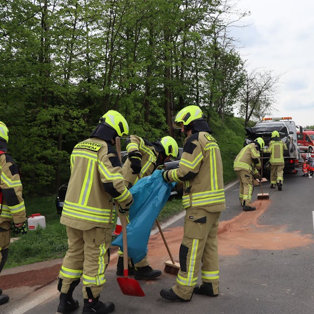 Feuerwehrleute der Löschgruppe Sechtem sicherten die Unfallstelle, sie unterstützten auch den Rettungsdienst und stellten am Einsatzort den Brandschutz sicher.