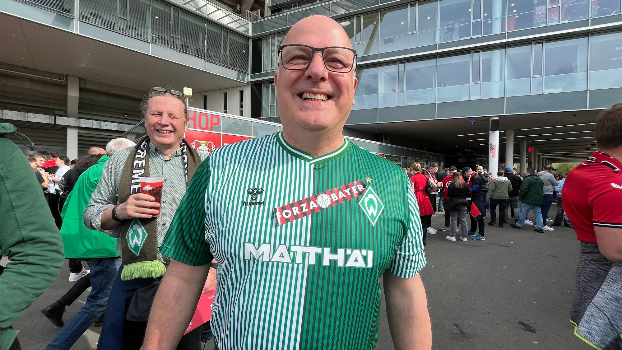Werder-Bremen-Fan aus Ritterhude mit Bayer-Leverkusen-Aufkleber.