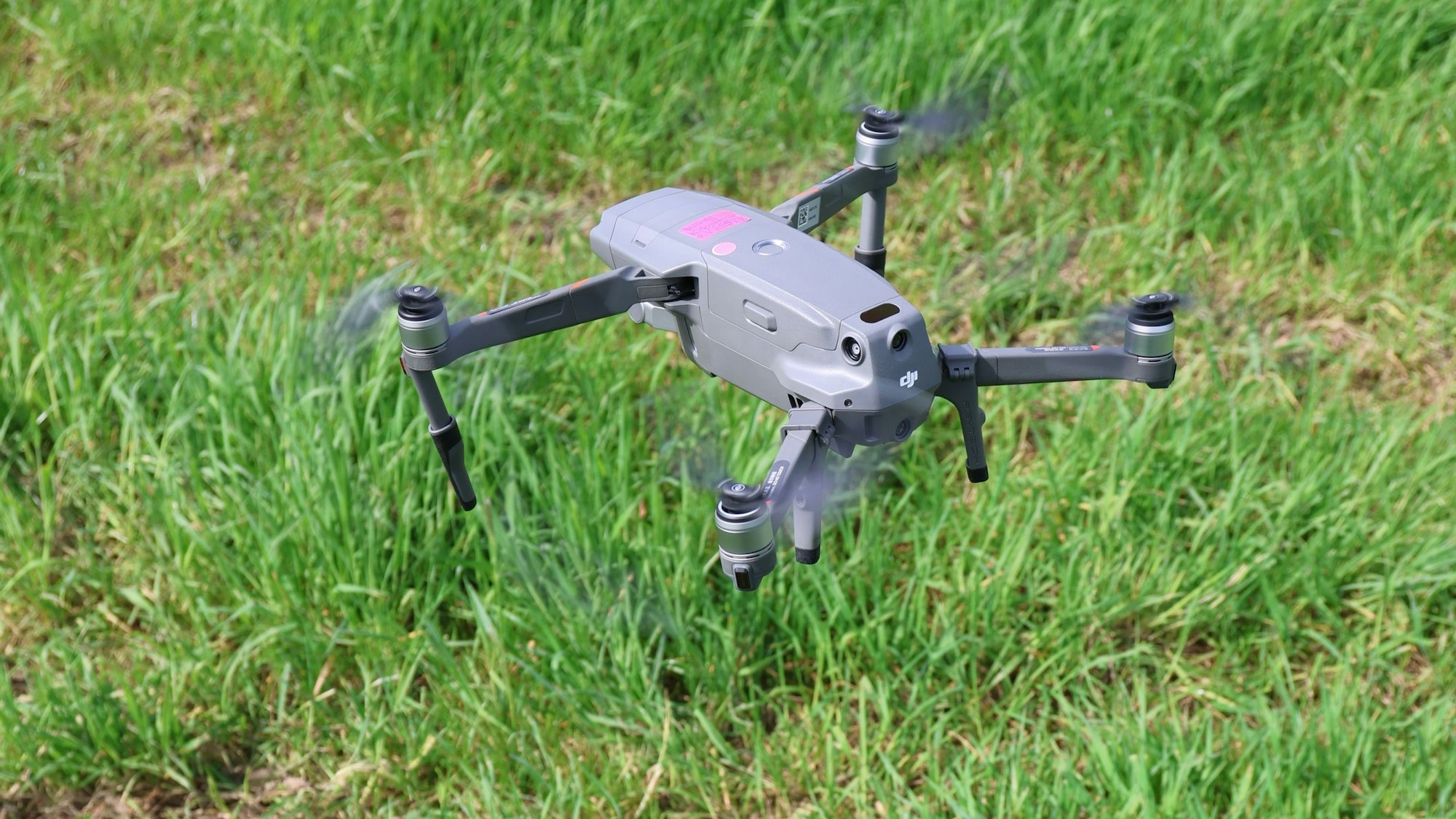 Aus der Drohnenperspektive sind Ziele auch im hohen Gras ausfindig zu machen.